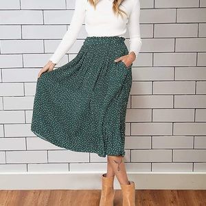 Deep green high waisted polka dot pleated skirt WITH pockets - Size: medium